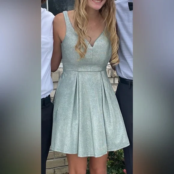 Size 2-4 B. SMART homecoming/formal dress - Picture 1 of 10